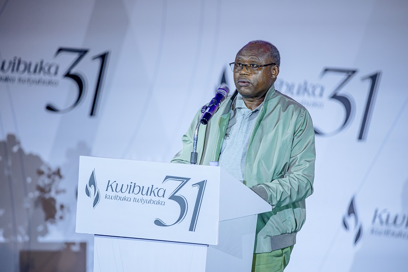 Dr. Uzziel Ndagijimana ageza ijambo ku bitabiriye icyo gikorwa