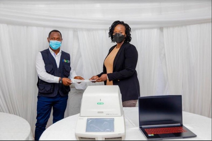 Ingrid Karangwayire wa Imbuto Foundation (iburyo) ashyikiriza izo mashini Dr Swaibu Gatare wa RBC