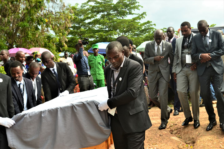 Imibiri isaga 120 yabonetse Kinazi yashyinguwe mu cyubahiro