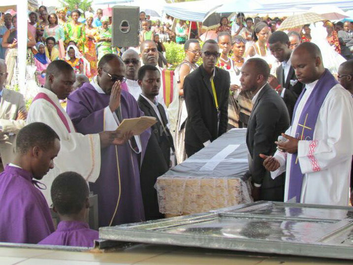 Bashyinguye mu cyubahiro imibiri itanu yabonetse.