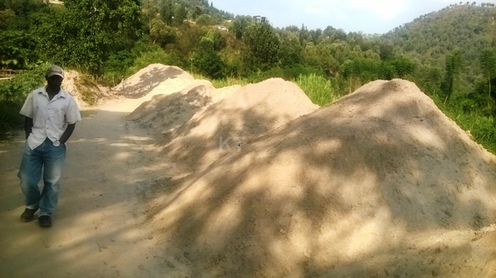 Imicanga yakuwe mu mugezi ubu yabuze isoko, iri aho gusa.