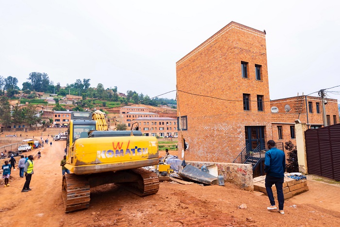 Uretse inzu zizahubakwa ariko hazajya n'ibindi bikorwa remezo birimo imihanda
