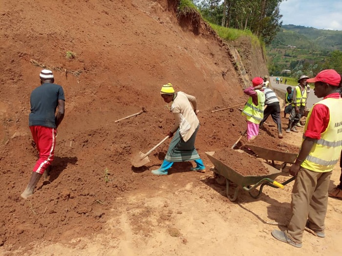 Abakozi bashinzwe isuku mu mihanda bakomeje gusibura imihanda yangijwe n'ibiza
