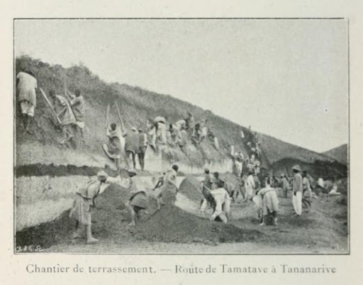 Ababayeho mu bihe byo hambere mu Rwanda bakoreshaga amaboko yabo mu gukora imihanda, igitaka bakacyikorera ku mutwe bakoresheje agataro