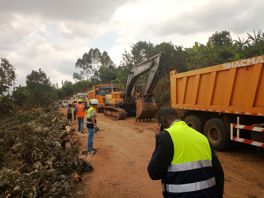 Imihanda yo mu mijyi yunganira Kigali igiye gushyirwamo kaburimbo. Aha ni mu mujyi wa Muhanga 