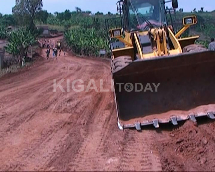 Imihanda ihuza imirenge iri gukorwa.