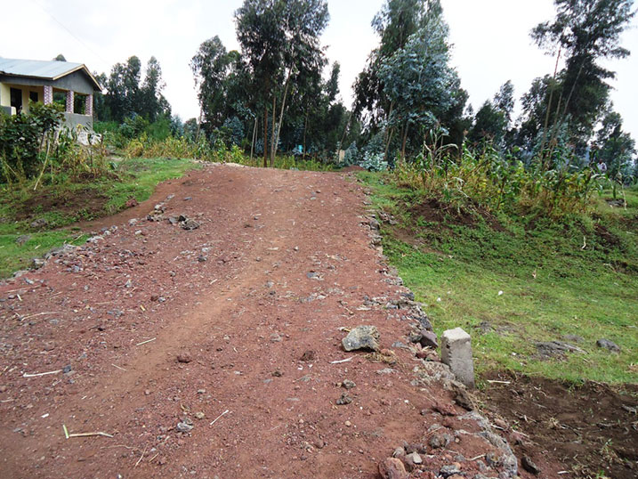 Imihanda irimo gukorwa yagiye inyura ahari ibikorwa by'abaturage nk'amashyamba, amazu n'ibindi.