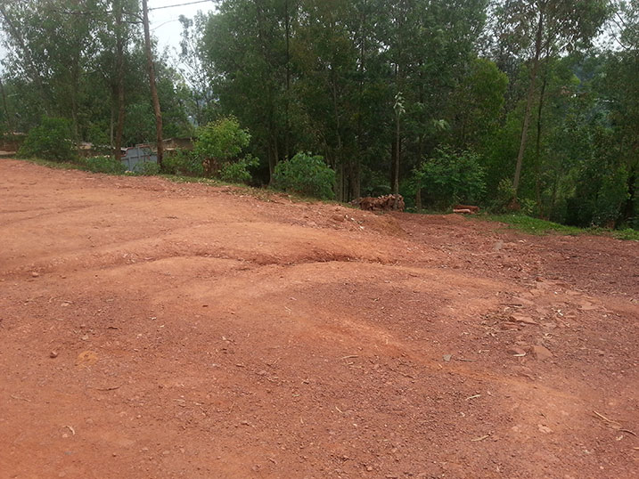 Imihanda myinshi wasangaga yaragiye icukurwamo ibyobo bitewe n'imvura bigatuma imodoka zitinya kujyayo.