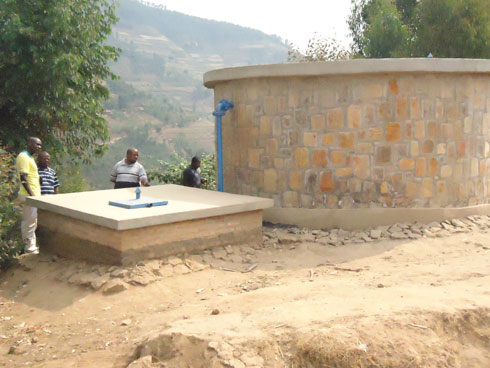 Hasuwe n'amazi yagejejwe mu baturage.