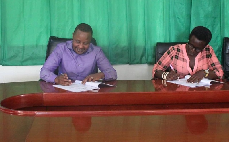 Umwe mu bakozi b'Akarere asinya imihigo