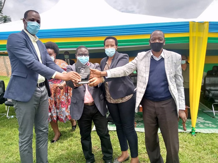 Abayobozi bo muri Nyaruguru bereka abaturage igikombe bahawe cyo kuba aba mbere mu kwesa imihigo