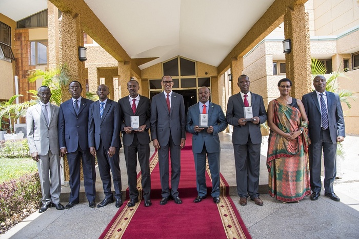 Ubwo uturere twitwaye neza mu mihigo ya 2017 - 2018 twabishimirwaga na Perezida wa Repubulika