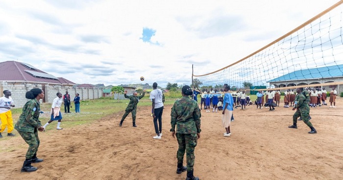 Ingabo z'u Rwanda zigaragara mu busabane n'abaturage binyuze mu mikino