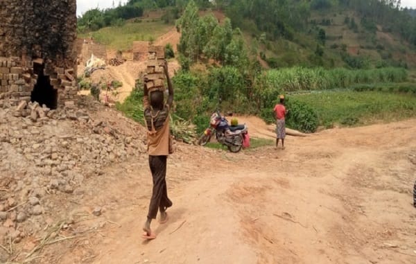 Hari abana bagikoreshwa imirimo ibujijwe kuri bo