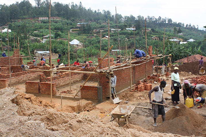 Imirimo yo kubaka isoko rya Rusumo yaratangiye.