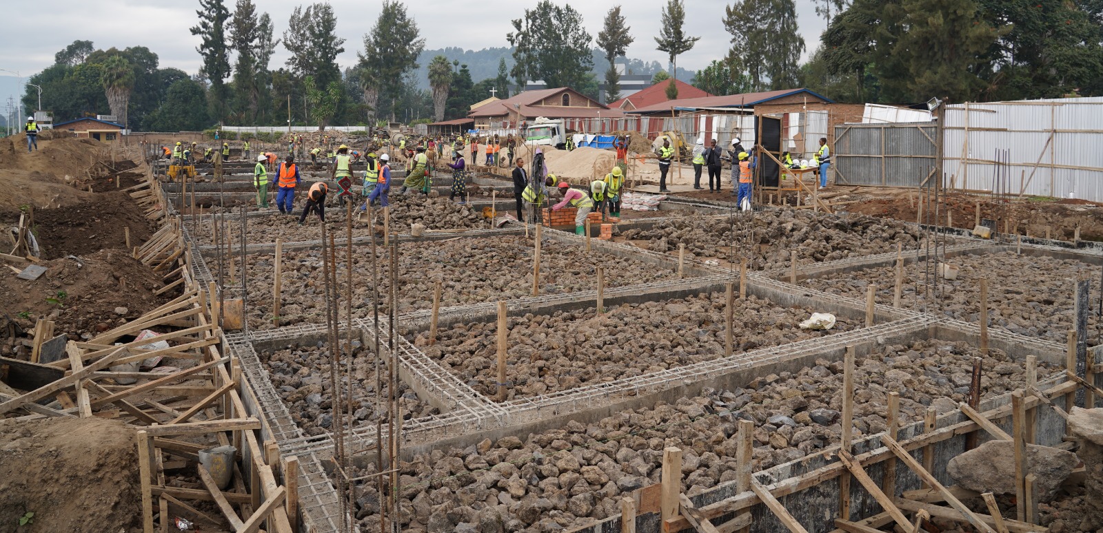 Imirimo yo kubaka iyo nzu yaratangiye