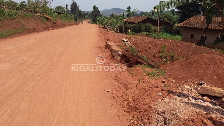 Imirimo yo kubaka ntiyarangiye ndetse hamwe mu hubatswe hatangiye gusenyuka.