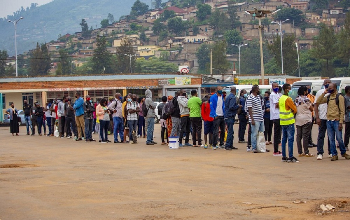 Hari icyizere ko igihe abagenzi bamaraga ku mirongo bategereje imodoka kizagabanuka