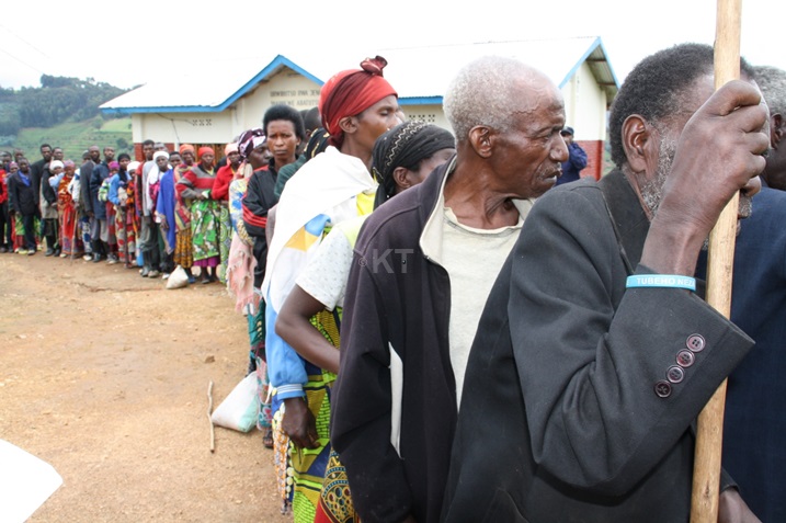 Imirongo miremire y'abaturage yatanze ikirego kuri ruswa batswe muri girinka.