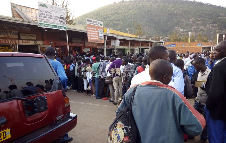 Abantu bari batonze imiringo miremire bamwe bibaza igihe bari bubonere itike y'imodoka