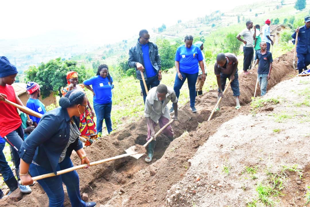 Minisitiri Ingabire n'abaturage basibuye imirwanyasuri