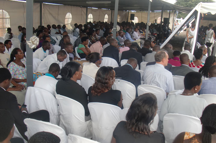 Imiryango y'abibukwaga n'abari baje kubafata mu mugongo.