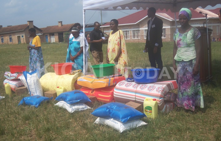 Imiryango 10 yahawe ibikoresho bitandukanye.