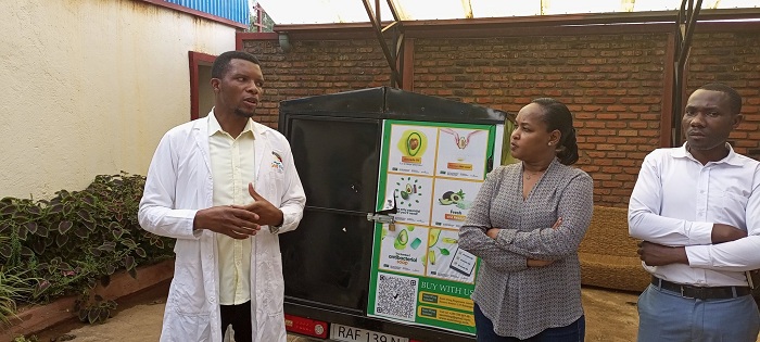 Minisitiri Mbabazi yanasuye Nshimiyimana Alexandre, ukora amavuta yo guteka muri avoka