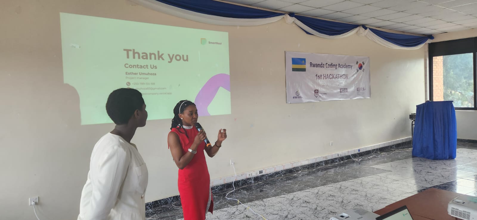 Abarangije muri iryo shuri baza kumurikira barumuna babo imishinga yabo