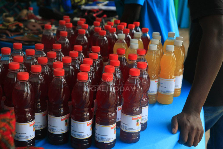 Muri iryo huriro urubyiruko rwagaragaje bimwe mu byo rukora mu kwihangira imirimo. Aba bakoze uruganda rukora imitobe itandukanye 