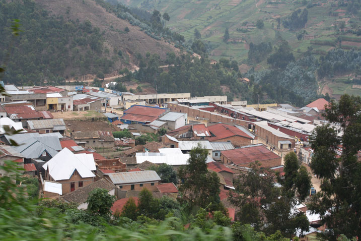 Imiturire mu kajagari iragenda igabanuka n'amazu avugururwa mu mujyi wa Kabaya.