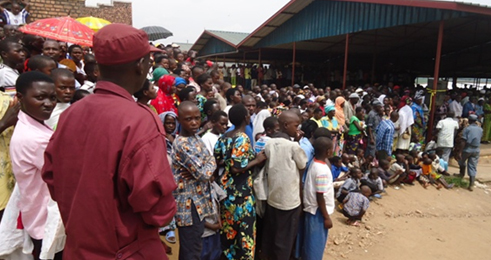 Abaturage bitabiriye inama ari benshi bagendereye kwibariza ibibazo.