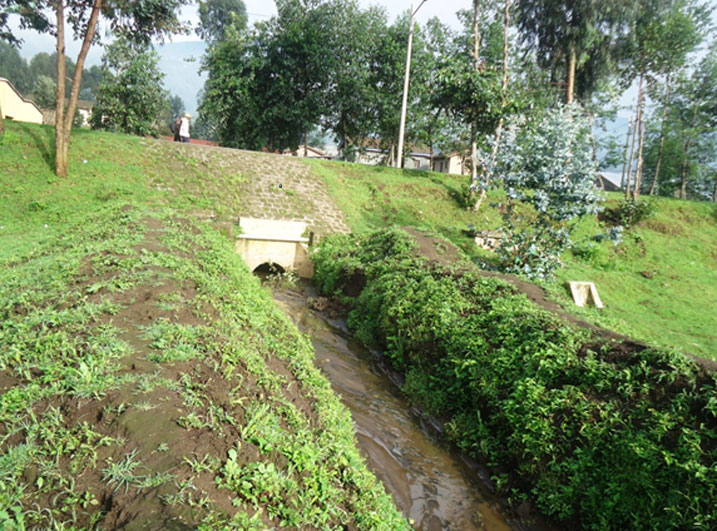 Imiyoboro y'amazi asohoka muri Bizi ituruka kuri kaburimbo yazibuwe ngo atarenga abaturage.