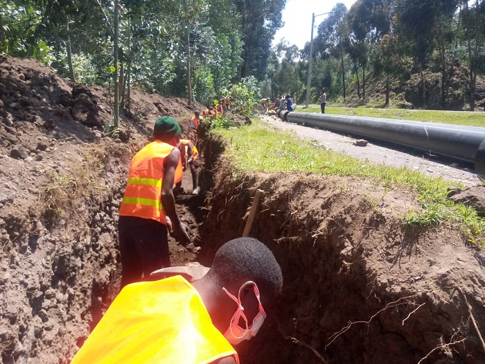 Aha abakozi barashyira ibihombo binini bizatwara amazi biyakwirakwiza mu Mujyi wa Musanze