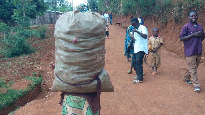 Imizigo yo ku mugongo iracyabase abagore bo ku kirwa cya Nkombo.