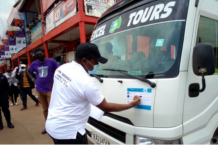 Bashyize ibimenyetso bifasha kwirinda Covid-19 ku modoka zitwara abagenzi