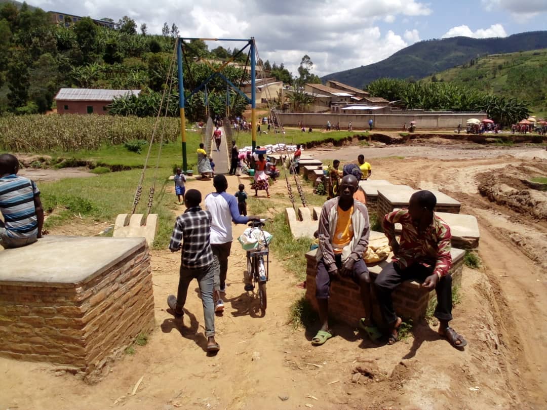 Amakamyo anyura i buryo n'i bumoso bw'ikiraro cyo mu kirere cyambutsaga abaturage ashobora kucyangiza