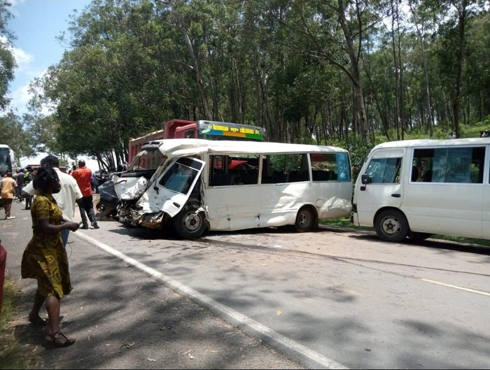 Yahagaritswe no kugenda igonga izindi modoka 