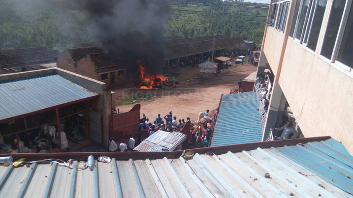 Izo modoka zakorerwaga mu igaraji iri mu Rwabayanga i Huye 