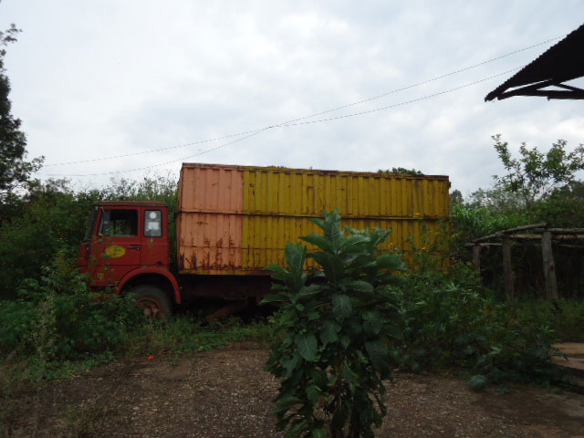 Iyi modoka imaze imyaka ihagaze mu cyahoze ari uruganda rw'ibibiriti (SORWAL).