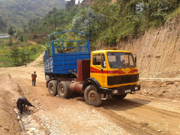 Imodoka yari itwaye ibikoresho byo kubaka uruganda rw