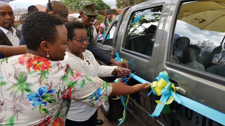 Umunyamabanga nshingwabikorwa w'umurenge wa Kinyinya ataha imodoka nshya y'irondo