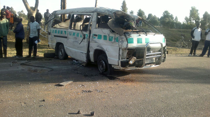 Imodoka yakoze impanuka itwawe na konvuwayeri.