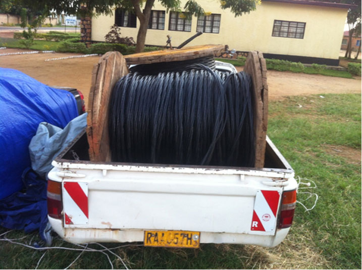 Imodoka yari itwaye insinga za REG mu buryo butazwi.