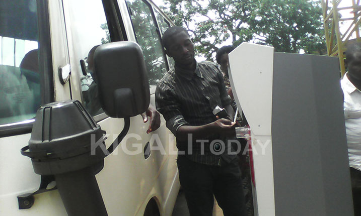 Imodoka zitwara abagenzi zifite amakarita zinjiza mu cyuma kiri ku muryango, bituma bamenya uko zigomba kwishyura.