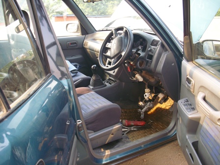 Imodoka bize uburyo bwo kuyikatagura insinga kugira ngo babone uko bayikura ku muhanda.