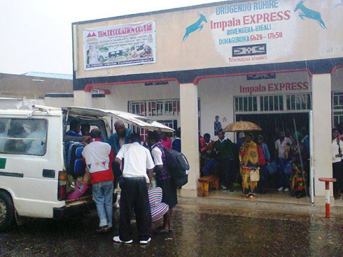 Imvura nayo ntiyari yoroheye abategaga imodoka.