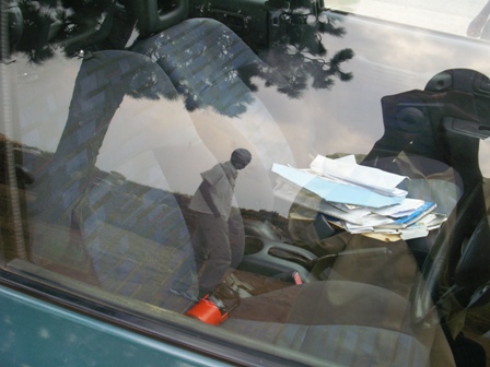 Impapuro zari mu modoka yasize aziteraguye hejuru ashakamo kashi n'utundi tuntu tw'agaciro. 