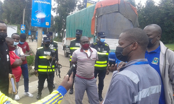 Abafite ibinyabiziga baganirijwe bagirwa inama z'uburyo bakwirinda kwanduza ikirere 