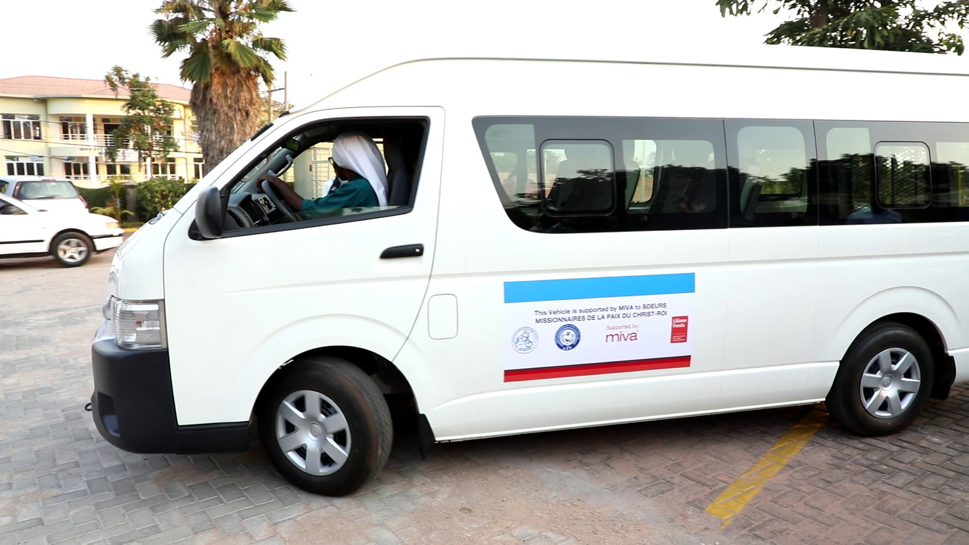 Imwe muri izi modoka itwarwa n'umubikira